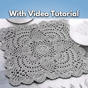 Puede incluir: Una alfombra cuadrada de ganchillo gris con un patrón detallado e intrincado. La alfombra tiene un borde festoneado y está hecha con un solo punto de ganchillo.