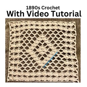 Puede incluir: Primer plano de un cuadrado de ganchillo beige con un patr&oacute;n de diamante. El ganchillo est&aacute; sobre un fondo de tela marr&oacute;n. El texto "1890s Crochet With Video Tutorial" est&aacute; en la parte superior de la imagen.