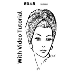 Op de afbeelding: Een zwart-witte lijntekening van een vrouw die een gehaakte turban draagt met een hartvormige versiering. De turban is bovenop het hoofd in een knoop geknoopt. De tekst "5648" en "The Turban" is zichtbaar bovenaan de afbeelding. De tekst "With Video Tutorial" is zichtbaar aan de linkerkant van de afbeelding.