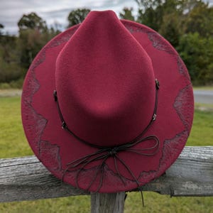 Chapeau brûlé montagne, fedora bordeaux, petit chapeau à bord, chapeau d'automne, mode nature, vêtements bohèmes occidentaux, accessoires de cow-girl, vêtements de randonnée image 7