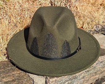 Chapeau brûlé à la main, fedora à petit bord, chapeau pin, chapeau paysage, chapeau brûlé sur bois, chapeau forêt, chapeau bohème, cadeau de randonneur, cadeau nature, cadeau bois