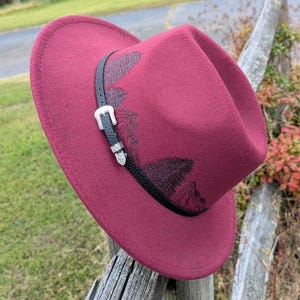 Chapeau brûlé montagne, fedora bordeaux, petit chapeau à bord, chapeau d'automne, mode nature, vêtements bohèmes occidentaux, accessoires de cow-girl, vêtements de randonnée image 6