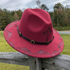 Chapeau brûlé montagne, fedora bordeaux, petit chapeau à bord, chapeau d'automne, mode nature, vêtements bohèmes occidentaux, accessoires de cow-girl, vêtements de randonnée image 3