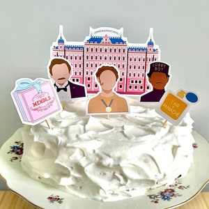 Topper na tort Happy Budapest | Topper na babeczkę w stylu Wesa Andersona | Dekoracja na tort, babeczki, ciasta | Dekoracja na wieczór panieński | Wieczór panieński