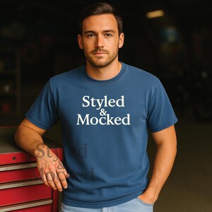 男性モデル - コンフォートカラー ウォッシュドデニム 1717 モックアップ - ガレージグランジ Tシャツ写真 - ライフスタイル写真 - シャツモックアップ - ウォッシュドデニム男性写真