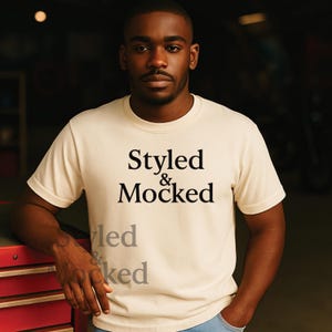 男性モデル、多様な表現 - コンフォートカラーズアイボリー1717モックアップ - ガレージグランジTシャツ - ライフスタイルモックアップ - アイボリーシャツ -