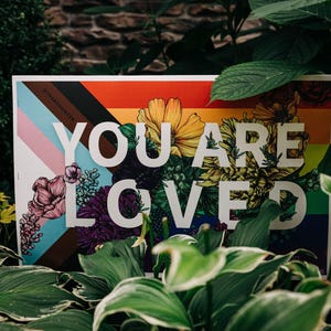 Panneau de jardin Vous êtes aimé | enseigne de jardin LGBTQ+ | Panneau de jardin arc-en-ciel | Panneaux de protestation