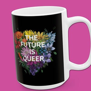 Taza de cerámica con diseño floral del orgullo queer