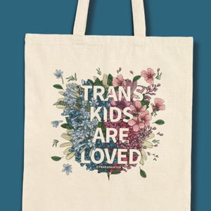 Borsa tote floreale &quot;Trans Kids Are Loved&quot;: regalo per l&#39;orgoglio LGBTQ+