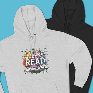 Può includere: Due felpe con cappuccio, una grigio chiaro e una nera. La felpa grigio chiaro presenta un design floreale con le parole "LITTLE QUEENS READ" in un carattere colorato. Entrambe le felpe hanno coulisse e una tasca frontale.