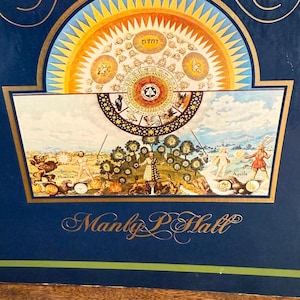 Może przedstawiać: Ciemnoniebieski nadruk ze złotymi literami i szczeg&oacute;łowymi ilustracjami. Grafika zawiera obrazy niebieskie i symboliczne, z nazwiskiem "Manly P. Hall" na dole. Na g&oacute;rze nadruku widnieją złote słowa "All Ages".