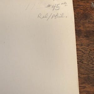 Może przedstawiać: Zbliżenie kremowego papieru z odręcznym tekstem czarnym tuszem. Tekst zawiera literę "A", liczbę "17", znak dolara po kt&oacute;rym następuje "45" oraz słowa "Rel/Phil."