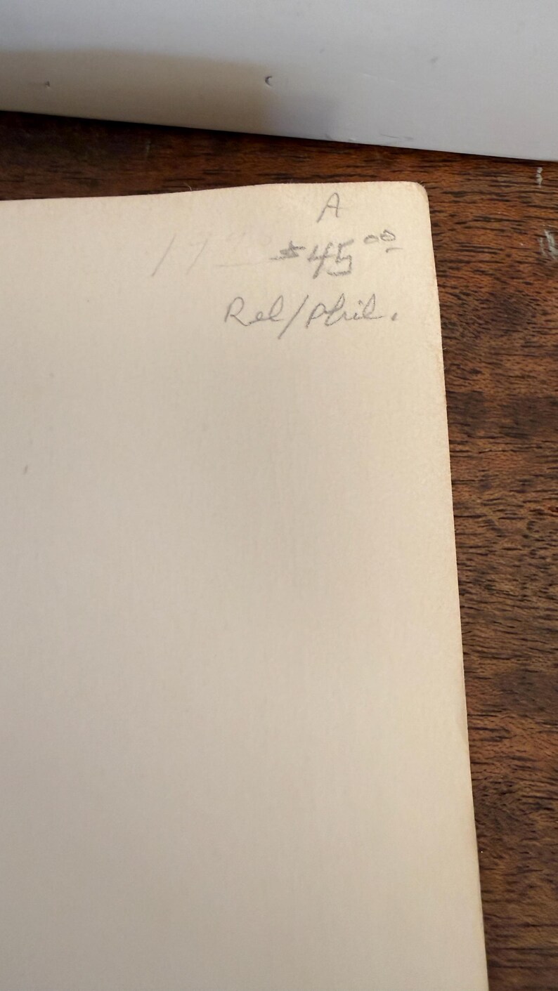 Może przedstawiać: Zbliżenie kremowego papieru z odręcznym tekstem czarnym tuszem. Tekst zawiera literę "A", liczbę "17", znak dolara po kt&oacute;rym następuje "45" oraz słowa "Rel/Phil."