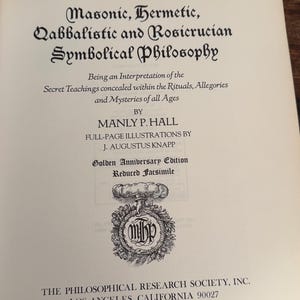 Może przedstawiać: Otwarta książka zatytułowana "An Encyclopedic Outline of Masonic, Hermetic, Qabbalistic and Rosicrucian Symbolical Philosophy" autorstwa Manly'ego P. Halla. Złote wydanie rocznicowe, opublikowane w 1978 roku przez The Philosophical Research Society, Inc.