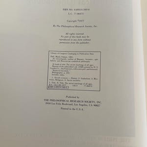 Może przedstawiać: Otwarta strona książki z tekstem z "The Secret Teachings of All Ages" autorstwa Manly Palmer Hall. Zawiera informacje o prawach autorskich z 1977 r. The Philosophical Research Society, Inc. Książka została wydrukowana w USA.