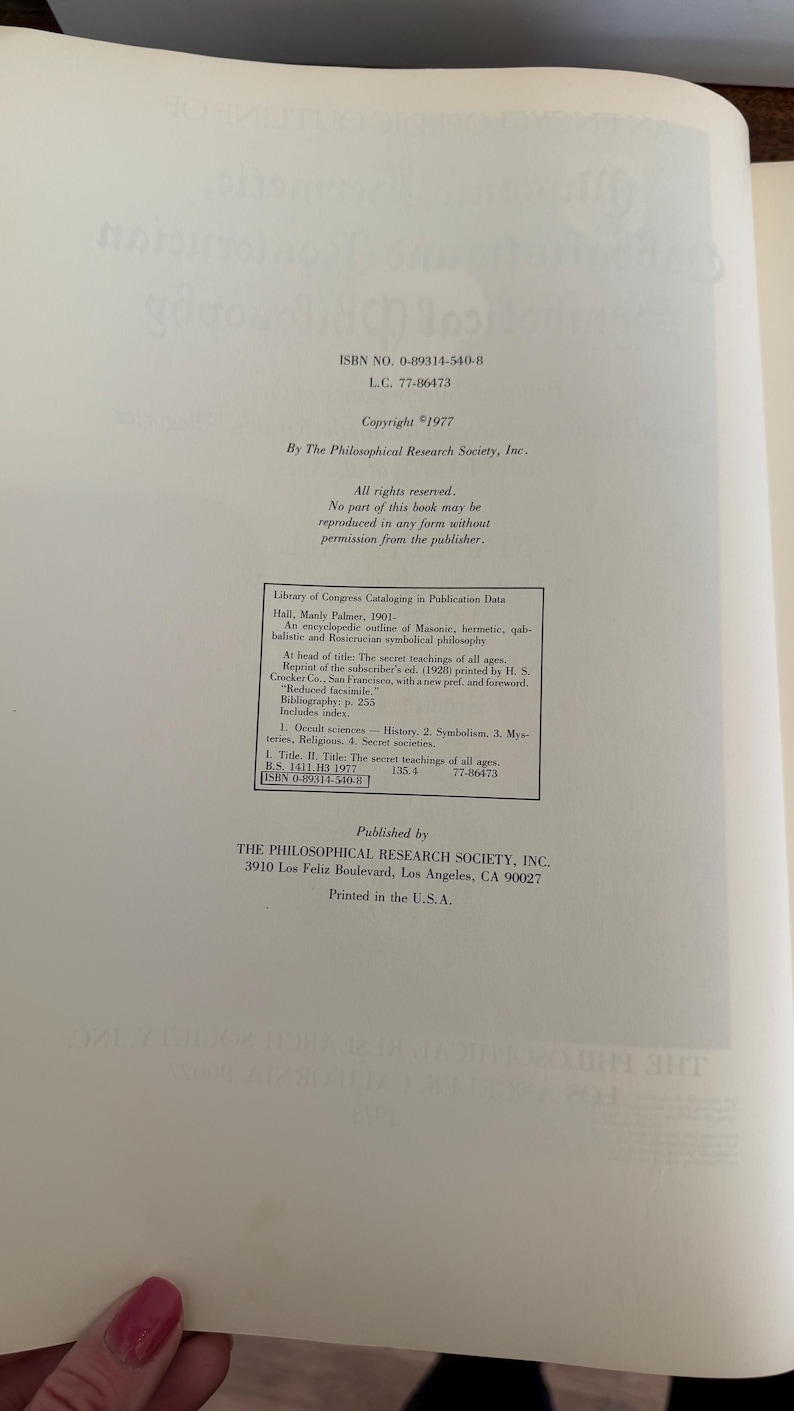 Może przedstawiać: Otwarta strona książki z tekstem z "The Secret Teachings of All Ages" autorstwa Manly Palmer Hall. Zawiera informacje o prawach autorskich z 1977 r. The Philosophical Research Society, Inc. Książka została wydrukowana w USA.