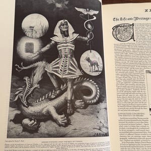 Może przedstawiać: Czarno-biała ilustracja z książki przedstawiająca Hermesa stojącego na smoku. Obraz zawiera symbole, tekst i postać podobną do psa. Grafika jest szczeg&oacute;łowa i wydaje się być historycznym lub mitologicznym przedstawieniem.