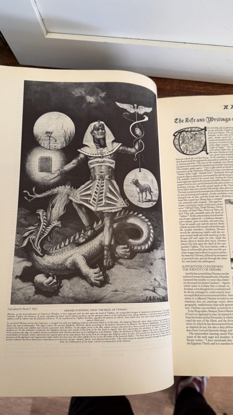 Może przedstawiać: Czarno-biała ilustracja z książki przedstawiająca Hermesa stojącego na smoku. Obraz zawiera symbole, tekst i postać podobną do psa. Grafika jest szczeg&oacute;łowa i wydaje się być historycznym lub mitologicznym przedstawieniem.