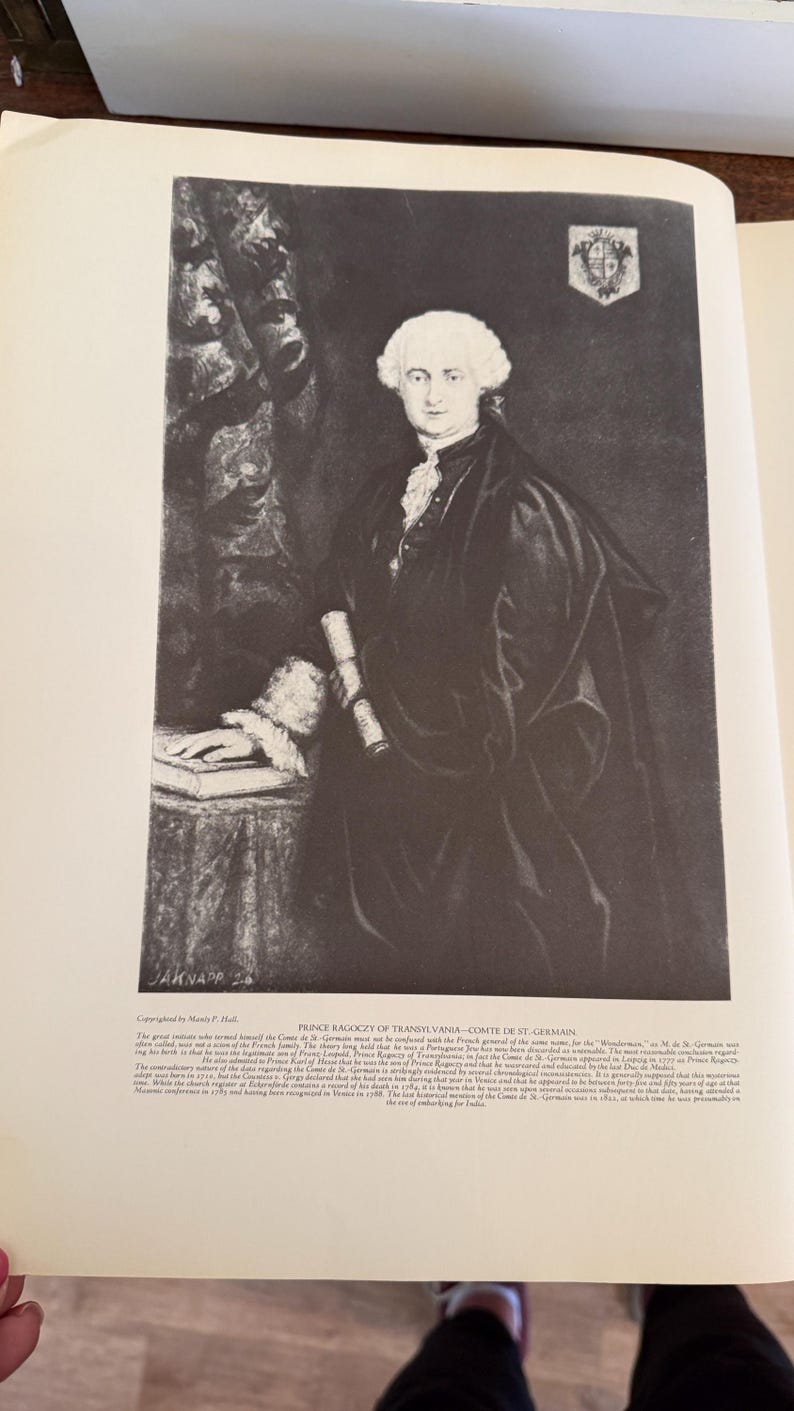 Może przedstawiać: Czarno-biały portret mężczyzny w ciemnym płaszczu i peruce, trzymającego zw&oacute;j. Obraz pochodzi z książki, z tekstem na dole. Herb jest widoczny w prawym g&oacute;rnym rogu. Portret jest historycznym przedstawieniem.