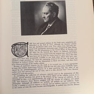 Może przedstawiać: Strona z książki zatytułowana &bdquo;Przedmowa do Złotej Edycji Rocznicowej&rdquo;. Strona zawiera czarno-biały portret mężczyzny w garniturze, a także tekst i ozdobną ilustrację.