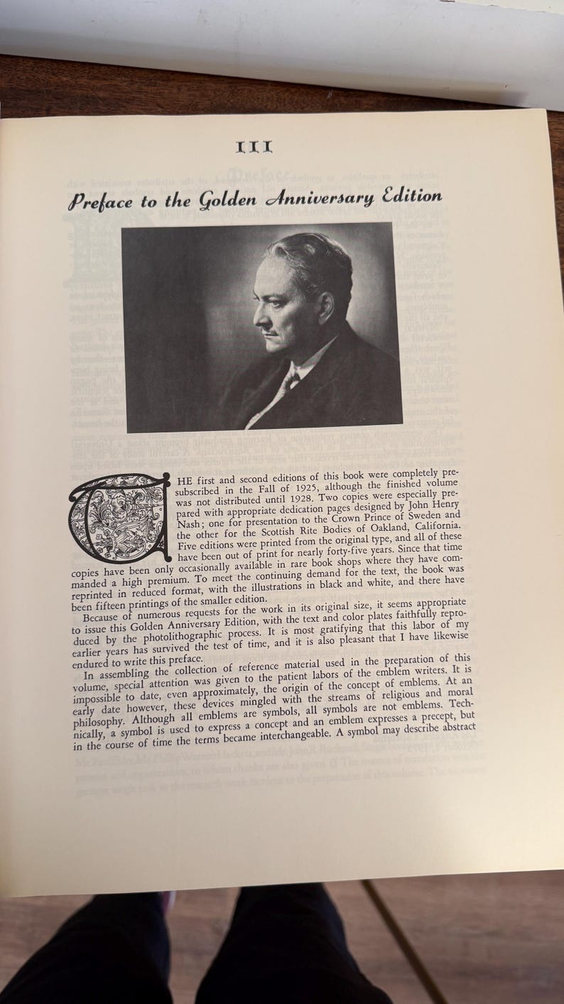 Może przedstawiać: Strona z książki zatytułowana &bdquo;Przedmowa do Złotej Edycji Rocznicowej&rdquo;. Strona zawiera czarno-biały portret mężczyzny w garniturze, a także tekst i ozdobną ilustrację.