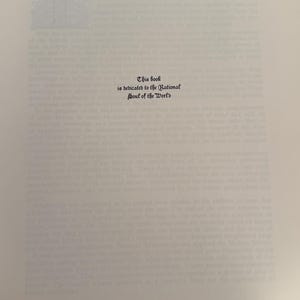 Może przedstawiać: Otwarta strona książki z tekstem. Tekst brzmi &bdquo;Ta książka jest dedykowana Racjonalnej Duszy Świata&rdquo; w ozdobnej czcionce. Strona jest w kolorze złamanej bieli z delikatnym, teksturowanym wyglądem.