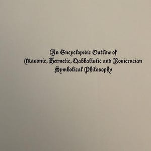 Może przedstawiać: Strona z tekstem w gotyckiej czcionce. Tekst brzmi: "An Encyclopedic Outline of Masonic, Hermetic, Qabbalistic and Rosicrucian Symbolical Philosophy."