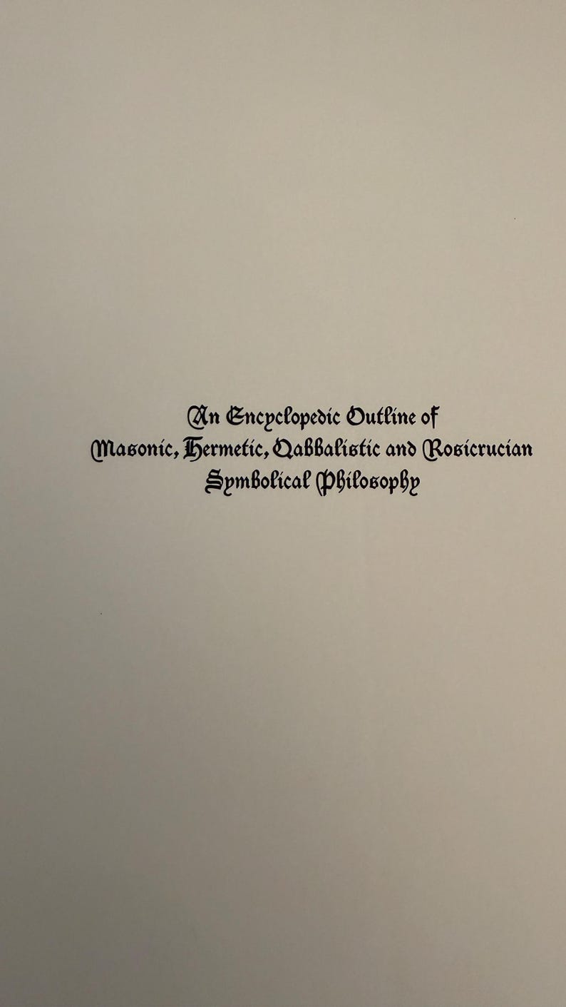 Może przedstawiać: Strona z tekstem w gotyckiej czcionce. Tekst brzmi: "An Encyclopedic Outline of Masonic, Hermetic, Qabbalistic and Rosicrucian Symbolical Philosophy."
