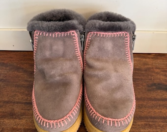 Laidback London Shearling Ankle Boots – Gray Suede, Pink Crochet (US 5-5.5 / EU 36