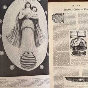 Może przedstawiać: Czarno-biała ilustracja z książki przedstawiająca niebiańską dziewicę trzymającą dziecko, stojącą na globie. Obraz otoczony jest okrągłymi wzorami i tekstem. Tekst brzmi "Celestial Virgin with Sun God in Her Arms."