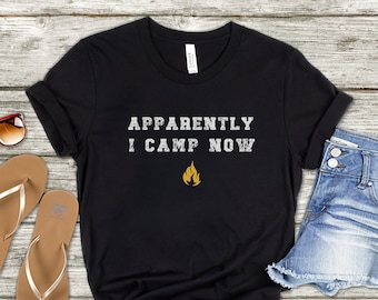 Aparentemente, acampo ahora Camiseta de camping para parejas divertidas / Ropa de camping y regalos para amantes de la naturaleza y entusiastas del aire libre