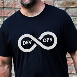 Peut inclure: Un t-shirt noir avec un symbole d'infini blanc et les mots "DEV" et "OPS" à l'intérieur du symbole.