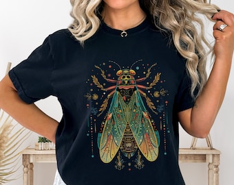 Camiseta unissex Comfort Colors Cicada colorida, presente para o entusiasta de insetos, design vibrante de camisa de concerto, presente de entomologia para amantes da natureza