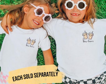 Camiseta adorable con dos amigas con gafas, perfecta para regalar a tus mejores amigas o hermanas con té de burbujas. Camiseta kawaii con dos bebidas de boba muy originales.