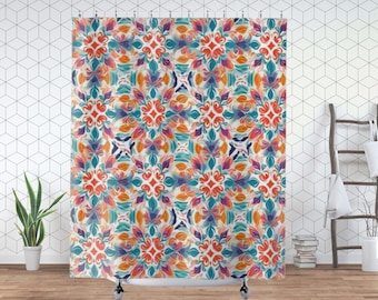 Può includere: Una tenda da doccia con un motivo geometrico colorato. Il motivo presenta colori turchese, arancio, rosa e viola. Lo sfondo è bianco.