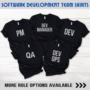 Pode incluir: Cinco camisetas pretas com texto branco. As camisetas dizem "PM", "DEV MANAGER", "DEV", "QA" e "DEV OPS".