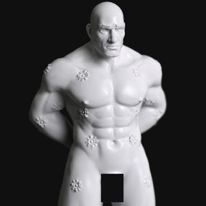 Puede incluir: Una escultura blanca de una figura masculina musculosa, de pie sobre una base circular negra. La figura tiene la cabeza calva y las manos detrás de la espalda. La escultura tiene patrones florales en el cuerpo. La dirección del sitio web www.manufaktura.co está en la parte inferior.