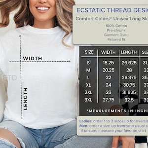 Op de afbeelding: Wit unisex shirt met lange mouwen van Ecstatic Thread Design. Het shirt is 100% katoen, voorgekrompen, geverfd en heeft een relaxte pasvorm. Maattabel met afmetingen in inches.