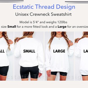 Op de afbeelding: Een wit unisex crewneck sweatshirt getoond in twee maten: Small en Large. Het model is 1,63 m lang en weegt 54 kg. De tekst "Small" en "Large" is gedrukt op de achterkant van het sweatshirt.