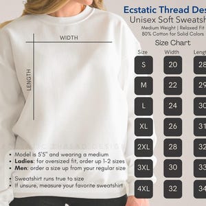 Op de afbeelding: Maattabel voor een unisex zacht sweatshirt. De tabel toont de breedte- en lengtematen in inches voor maten S tot en met 4XL. Het sweatshirt is gemaakt van 80% katoen en heeft een ontspannen pasvorm.