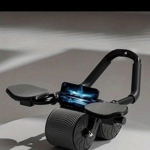 Op de afbeelding: Zwarte trainingsmachine met twee wielen en een handvat. De machine heeft twee armleuningen en een telefoonhouder.