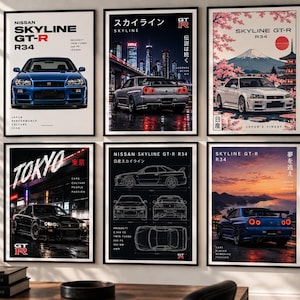 Könnte beinhalten: Ein Set aus sechs gerahmten Wandbildern, die den Nissan Skyline GT-R R34 zeigen. Die Poster enthalten verschiedene künstlerische Darstellungen des Autos, darunter Vorder- und Rückansichten, technische Blaupausen und Szenen mit japanischem Text.