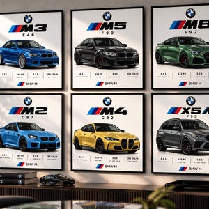 Puede incluir: Un conjunto de seis láminas de pared cuadradas con coches BMW serie M, incluyendo los modelos M3 E46, M5 F90, M8 F92, M2 G87, M4 G82 y X5 M F95. Cada lámina muestra el modelo, las especificaciones técnicas y el logotipo BMW M sobre fondo blanco.