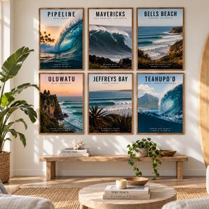 Op de afbeelding: Zes rechthoekige wandkunstprints met beroemde surflocaties: Pipeline, Mavericks, Bells Beach, Uluwatu, Jeffreys Bay en Teahupo'o. Elke print toont een kustlandschap, oceaangolven en specifieke geografische tekstlabels.