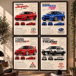 Puede incluir: Un conjunto de cuatro pósteres enmarcados que muestran coches deportivos japoneses: un Toyota Supra MK4 rojo, un Subaru Impreza 22B STI azul, un Mitsubishi Lancer Evolution VI rojo y un Toyota Sprinter Trueno AE86 blanco y negro con datos técnicos.