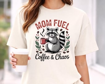 Camiseta Mom Fuel Coffee & Chaos Raccoon, Comfort Colors Mom Tee