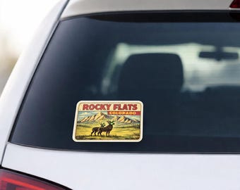 Naklejka Rocky Flats Colorado | Naklejka winylowa 3x2 z motywem łosia w stylu vintage z subtelnymi, świecącymi detalami