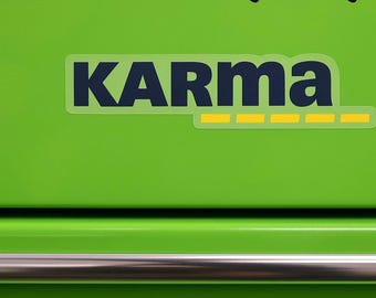 Naklejka parodia logo Karmy – przezroczyste tło (3,3" x 1")
