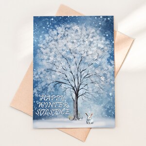 Winterzonnewende kaart - afdrukbare kerstgroeten - besneeuwde winterboom en konijn - digitale download