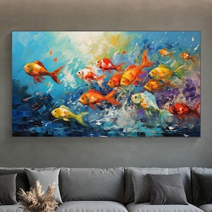 Puede incluir: Una pintura al óleo representa un grupo de peces coloridos nadando en un vibrante océano azul. Los peces están representados en tonos de naranja, amarillo, rojo y blanco, con pinceladas dinámicas que crean una sensación de movimiento y profundidad. La obra de arte se exhibe en una pared.